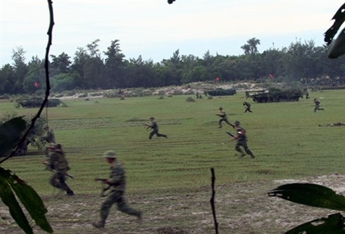 Các đơn vị tham gia thực binh bắn địch đổ bộ đường biển